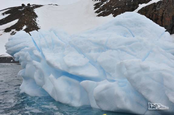 Iceberg toma formas curiosas na baía de Brown Bluff, na Antártida